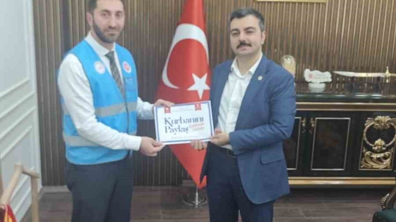 Dicle Kaymakamı Mustafa Atış, 2026 vekaletle kurban bağışını Türkiye Diyanet Vakfı Dicle Şubesine teslim etti