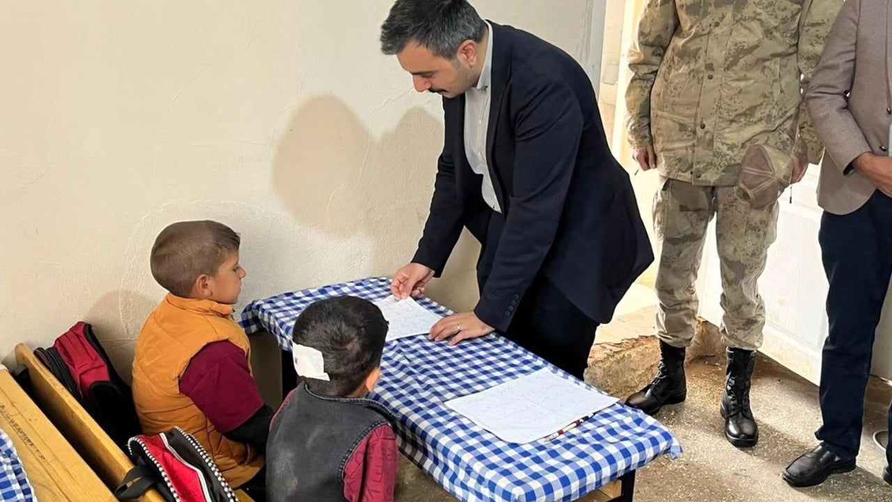 Dicle Kaymakamı Mustafa Atış, kırsal okullarda öğrenci ve öğretmenlerle bir araya geldi