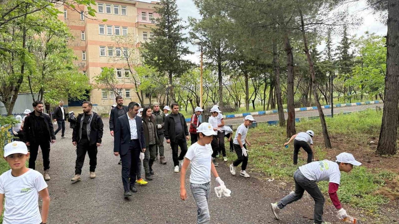 Dicle Kaymakamı Mustafa Atış, Kocaalan YİBO'da Öğrencilerle Okul Bahçesini Temizledi