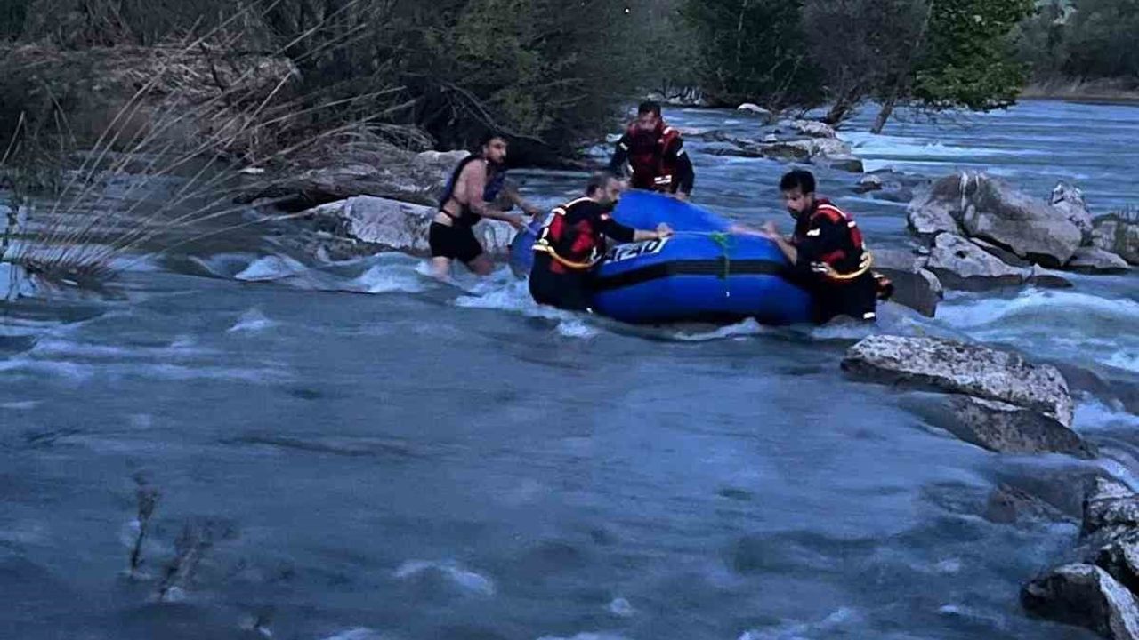 Dicle Nehri'nde su seviyesi yükselince mahsur kalan genç AFAD tarafından kurtarıldı