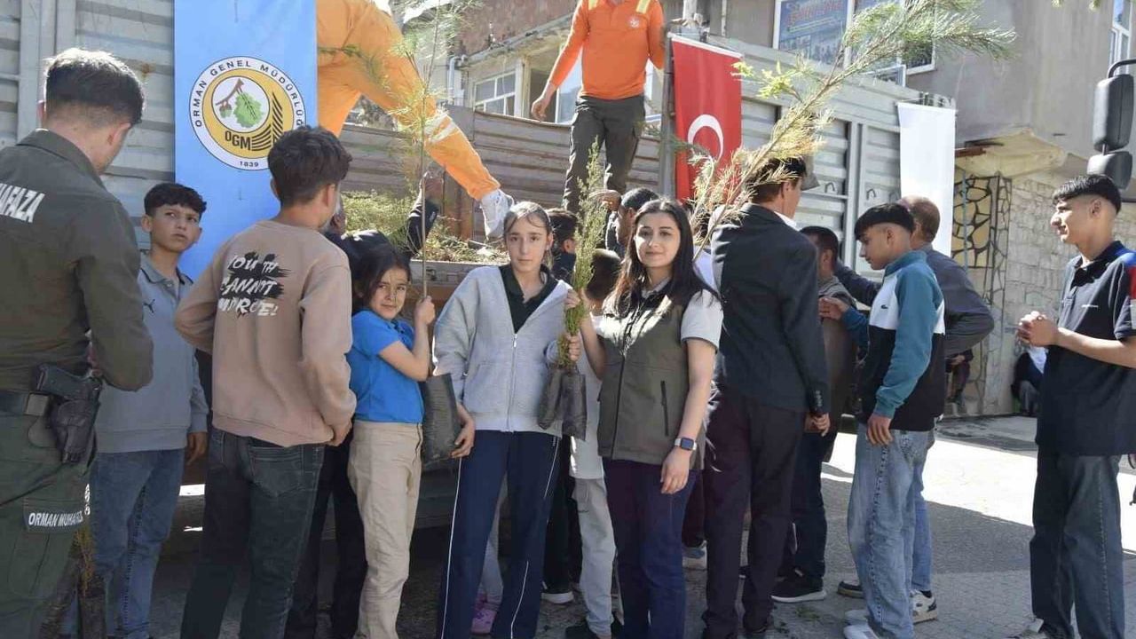 Dicle Orman İşletme Şefliği ilçede yaklaşık 1.500 fidan dağıttı