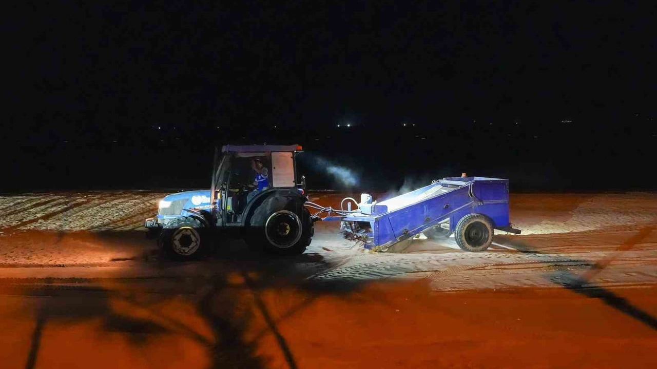 Didim'de Altınkum Sahili, Gece Kum Eleme Çalışmalarıyla Yaz Sezonuna Hazırlanıyor