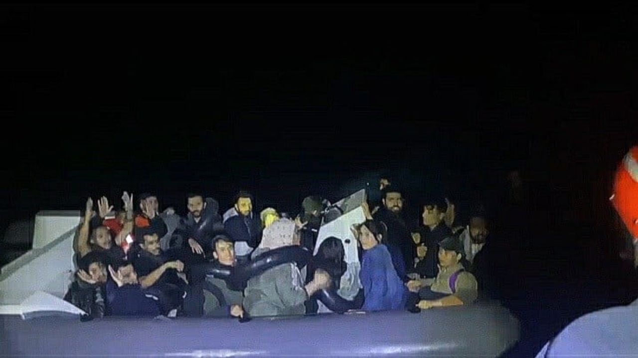 Didim'de lastik botta 30 düzensiz göçmen kurtarıldı