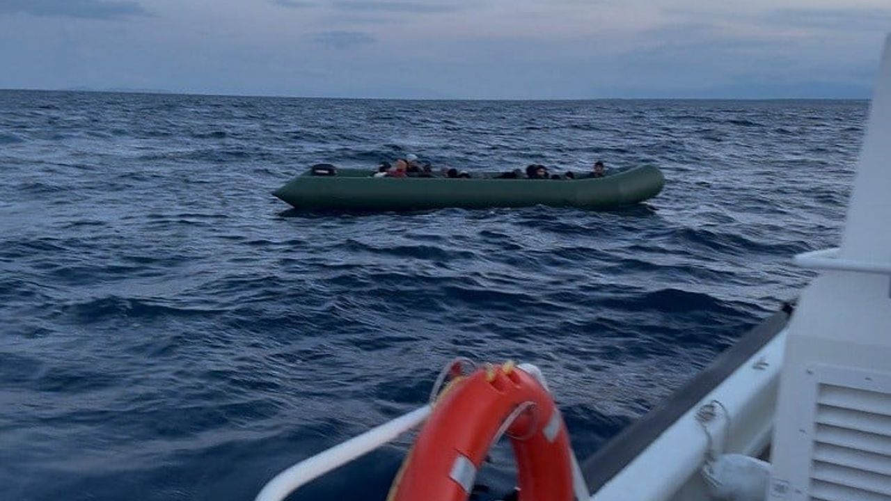 Didim'de Yunan unsurları tarafından geri itilen lastik bottaki 11 düzensiz göçmen kurtarıldı