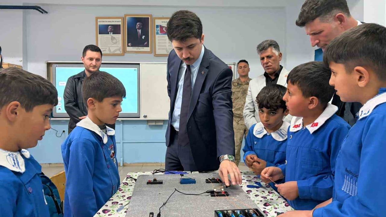 Digor Kaymakamı Ahmed Tayyib Kahraman Derinöz Köyü Okulunu Ziyaret Etti
