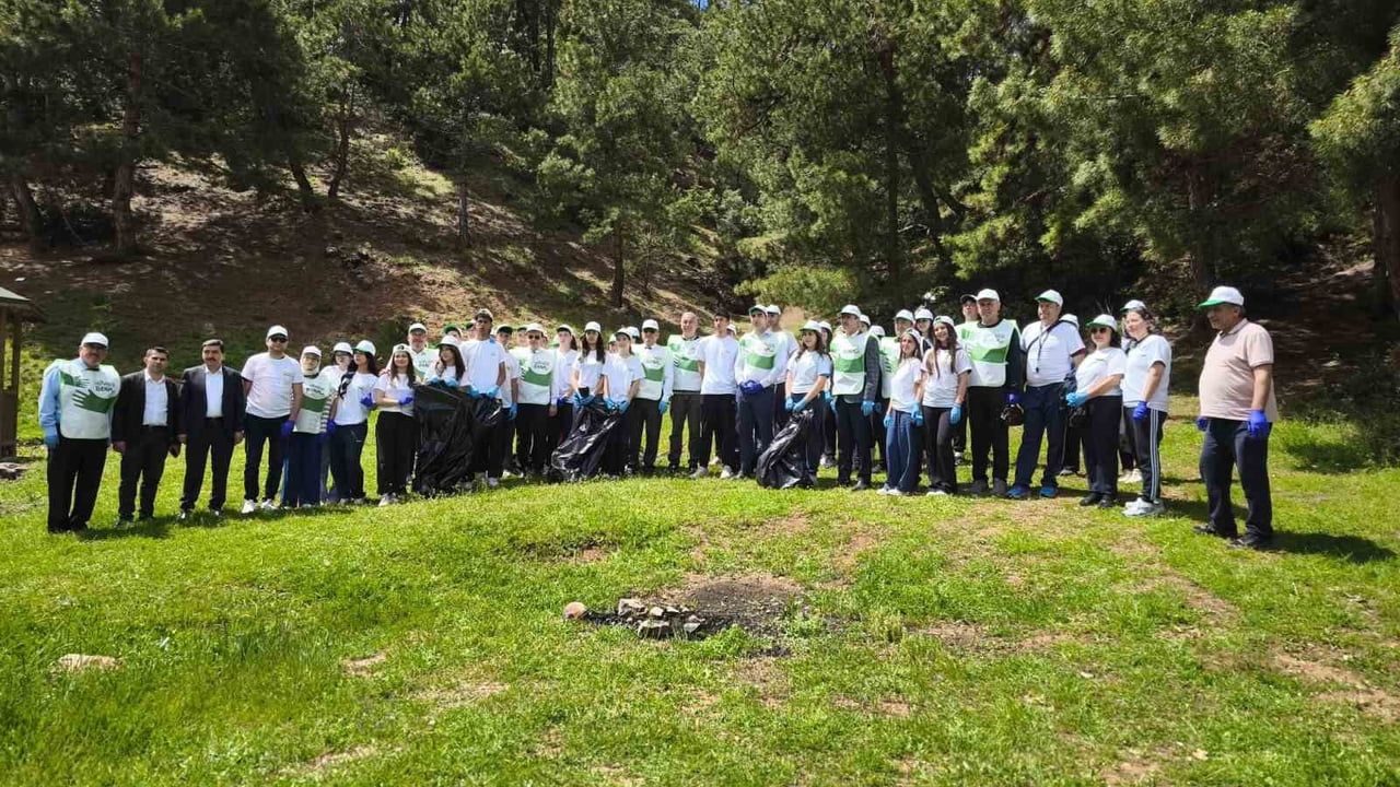 Dinar'da 'Orman Benim Kampanyası' kapsamında Pınarlı Tabiat Parkı'nda temizlik etkinliği