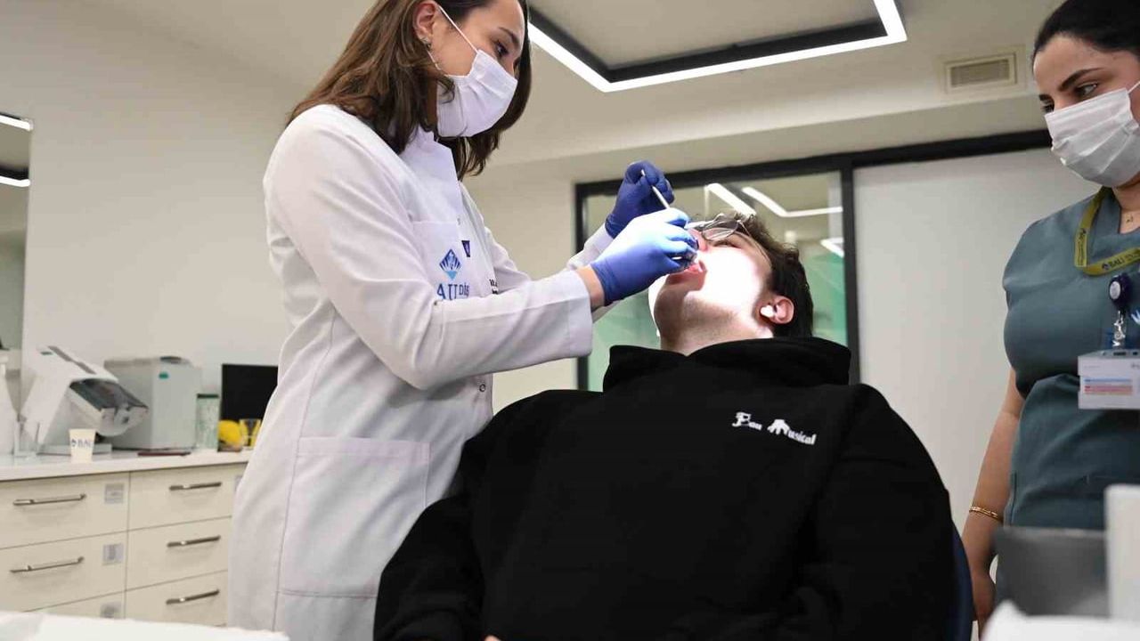 Diş Eti Hastalıklarının Alzheimer Riskine Etkisi: Uzman Değerlendirmesi
