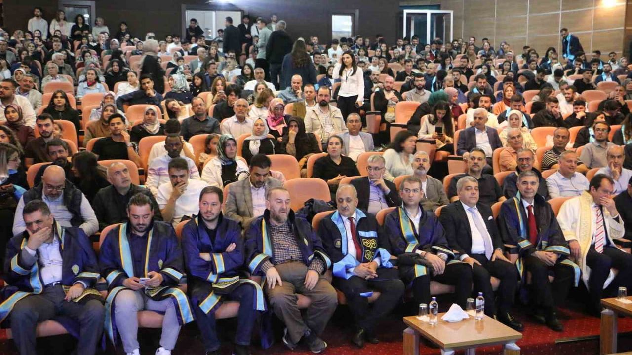 DİSİDER Başkanı Şeyhmus Akbaş, Dicle Üniversitesi Mühendislik Fakültesi 2025-2026 Mezuniyetinde Gençlere Deneyimlerini Aktardı