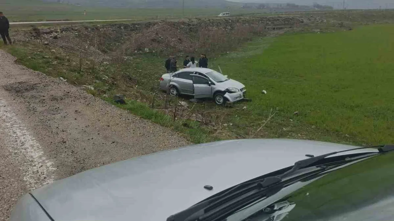 Diyadin'de sürücünün yorgunluğu sonucu otomobil şarampole uçtu