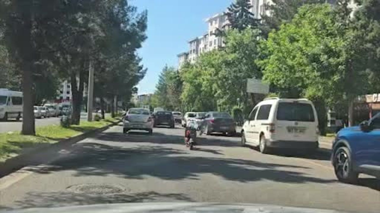 Diyarbakır Bağlar'da uzanarak motosiklet kullanan sürücü şehir içinde tehlike oluşturdu