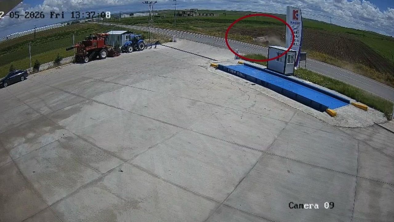 Diyarbakır Bismil'de otomobil tarlaya yuvarlandı; 4 kişi yaralandı, kaza anı kamerada