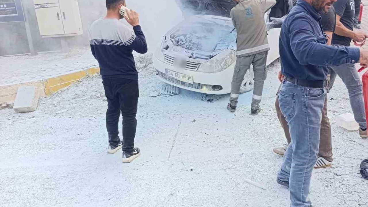 Diyarbakır Çınar'da seyir halindeki otomobil alev aldı; araç kullanılamaz hale geldi