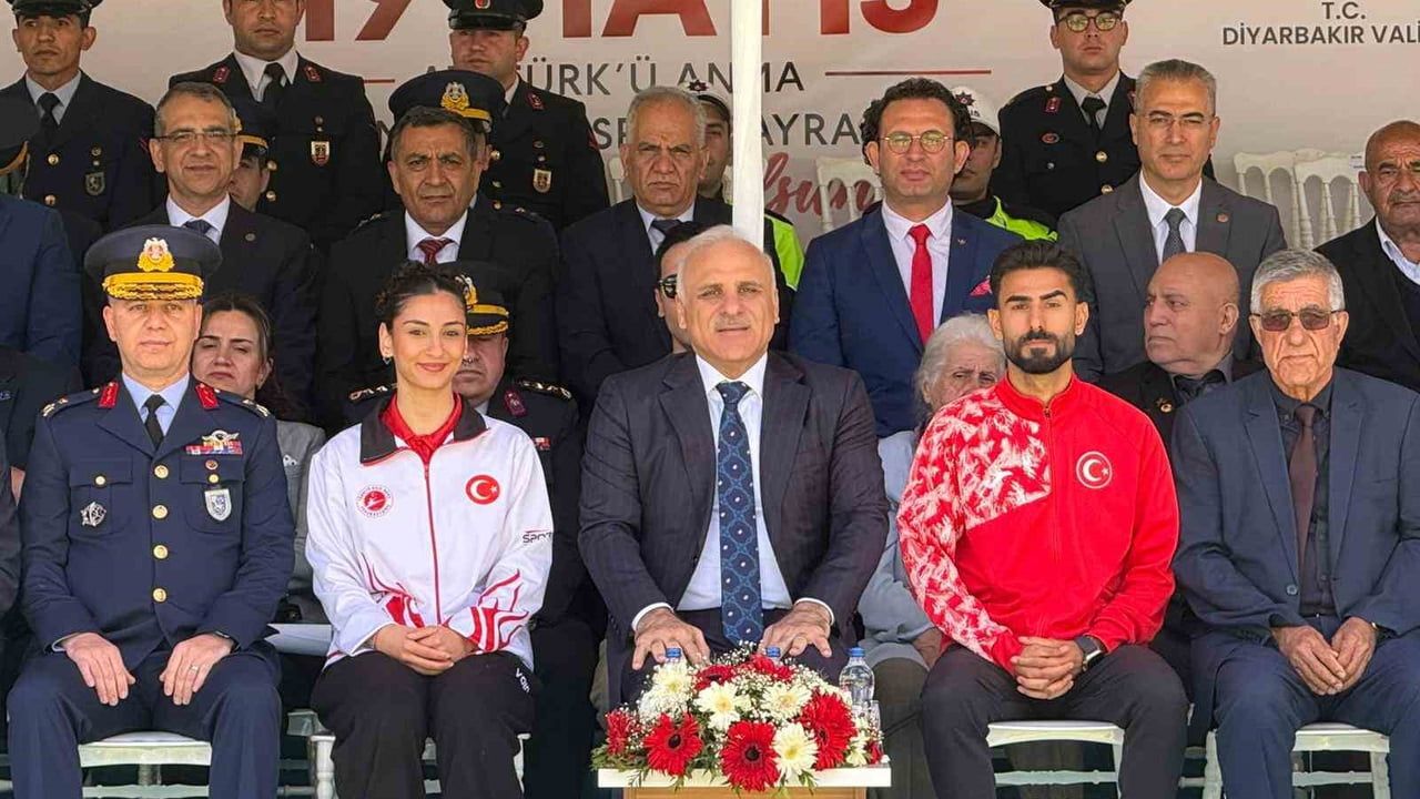 Diyarbakır’da 19 Mayıs Coşkusu: Valilik Önünde Gençlik ve Spor Kutlaması