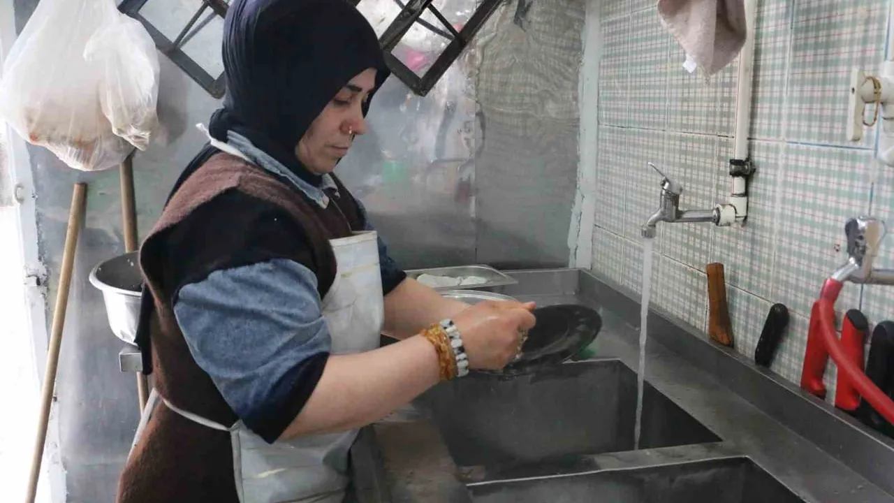 Diyarbakır’da 3'ü engelli 4 çocuğuna tek başına bakan Mülkiye Gögercin’in 10 yıllık mücadelesi