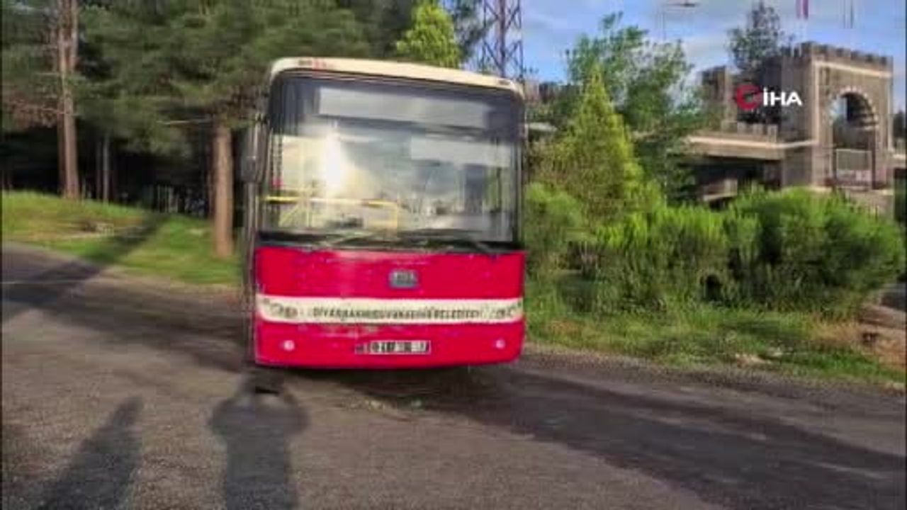 Diyarbakır'da freni patlayan halk otobüsü refüjde durdu: yaralanan yok