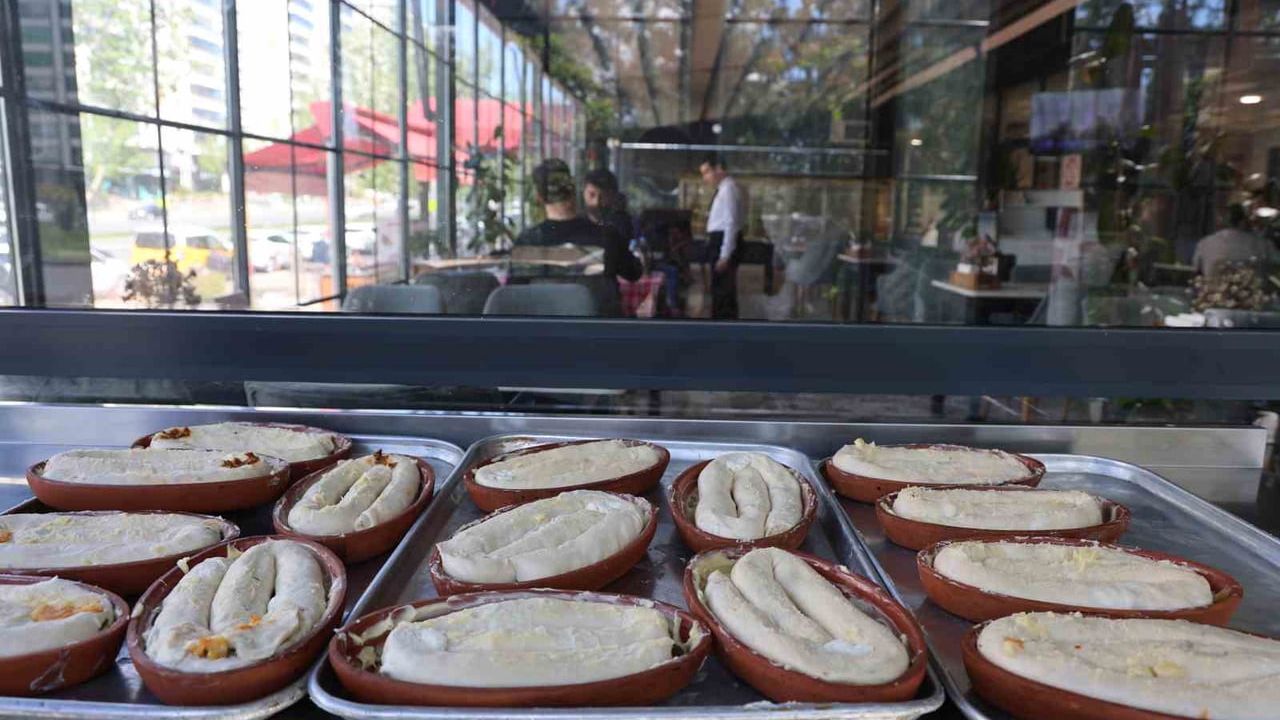Diyarbakır'da Hacıbaba Pastaneleri tandırda çömlek böreği satışına başladı