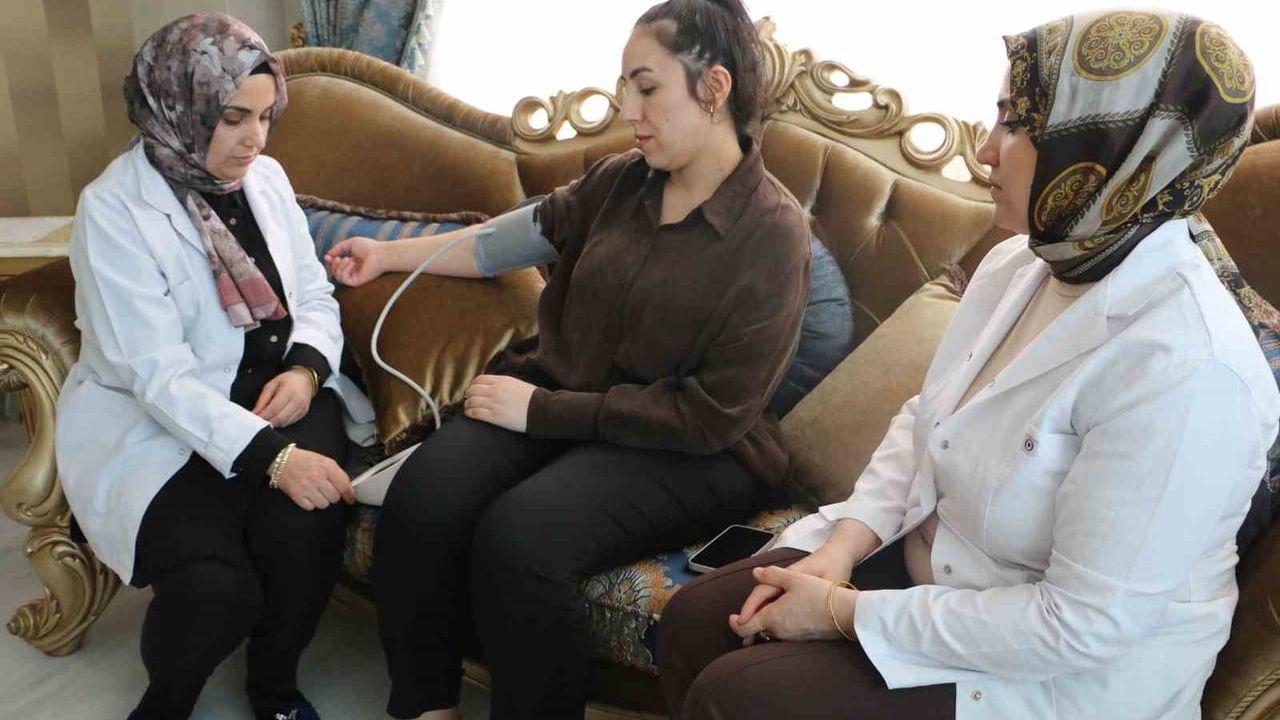 Diyarbakır'da 'Her Gebeye Bir Ebe' uygulamasıyle anne adaylarına evde birebir destek