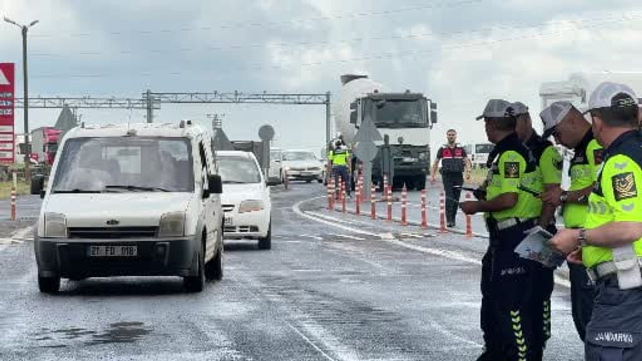 Diyarbakır'da Jandarma Kurban Bayramı Öncesi Trafik Denetimi Yaptı