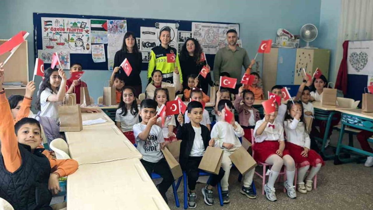 Diyarbakır'da Jandarmadan İlkokul Öğrencilerine Trafik Bilinci Eğitimi