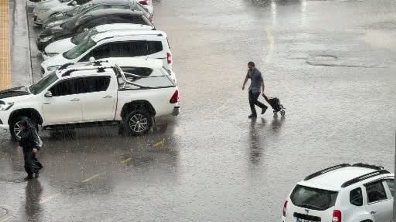 Diyarbakır'da kısa süreli sağanak cadde ve kaldırımlarda su birikintilerine yol açtı