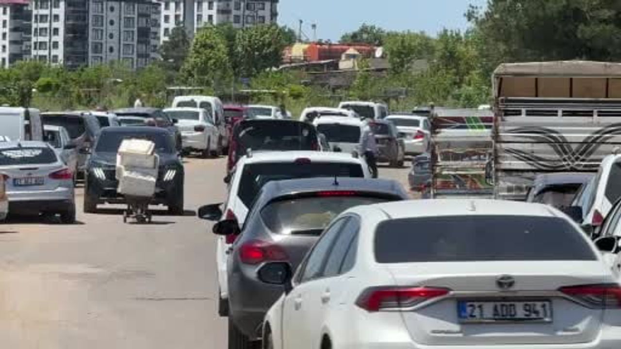Diyarbakır’da Kurban Bayramı'nın ilk gününde mezarlık ziyaretleri yoğunlaştı, trafik aksadı