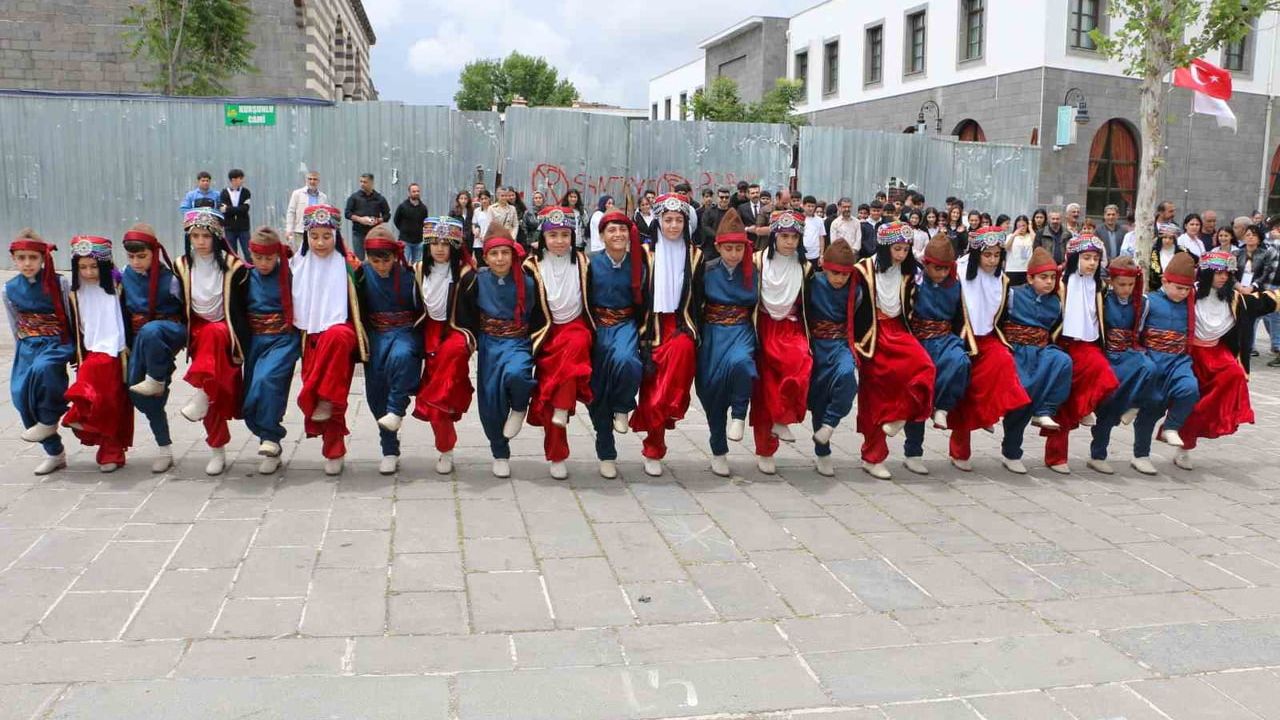 Diyarbakır'da 'Maarifin Kalbinde Marifetli Gençlik' Mesleki ve Teknik Eğitim Fuarı yoğun ilgiyle gerçekleştirildi