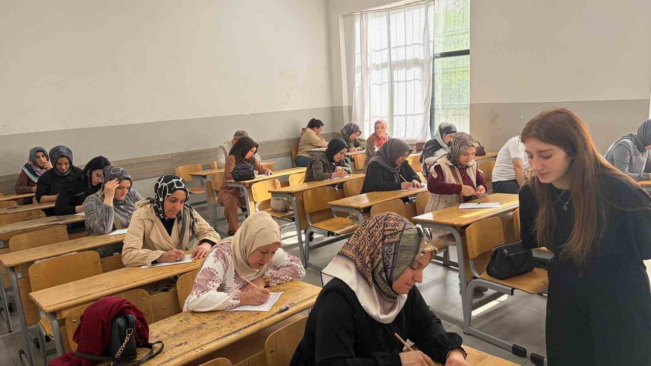 Diyarbakır'da Mehmetçik Anadolu Lisesi'nde Veliler, 'Velilerle Kitap Okuma' Etkinliğinde Okudukları Kitaptan Sınava Girdi