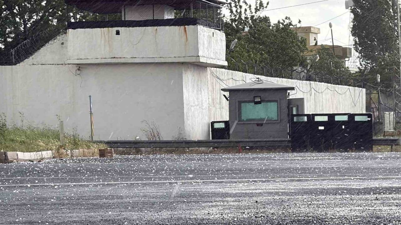 Diyarbakır'da misket büyüklüğünde dolu ve sağanak yağış