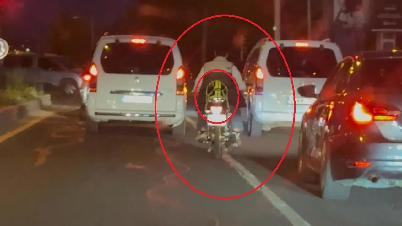 Diyarbakır'da motosiklet sürücüsünün kaskı arkasına bağlaması araç kamerasına yansıdı