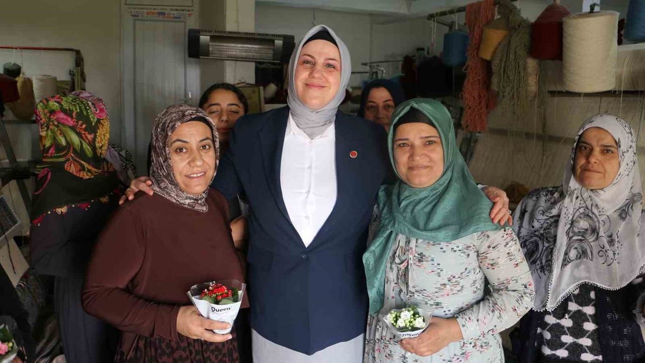 Diyarbakır'da Muhtar Dilek Demir Anneler Günü'nde Mahalle Kadınlarına Çiçek Dağıttı