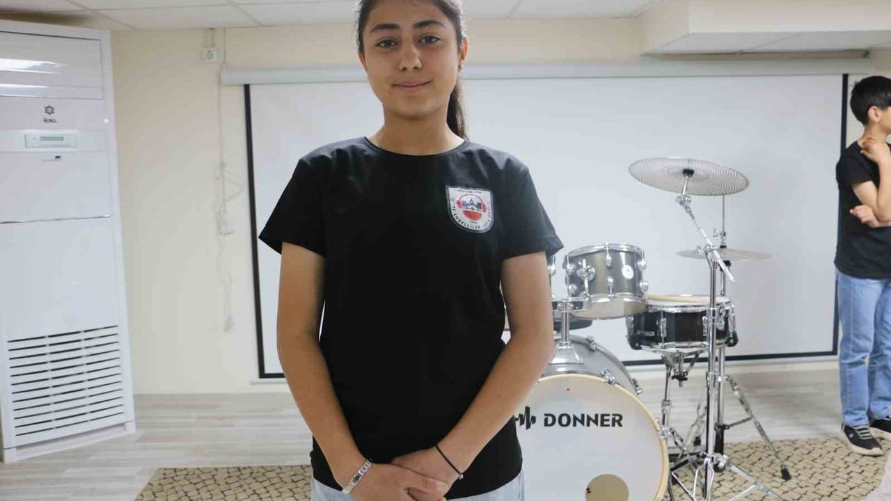 Diyarbakır'da müzik öğretmeninden işaret diliyle beste: 'Sizi Ruhumla Duyabilirim'
