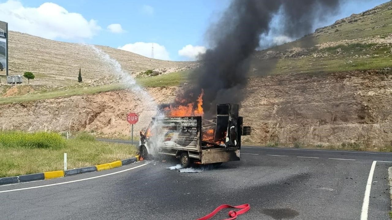 Diyarbakır'da seyir halindeki kamyonet alev aldı: sürücü kurtuldu, araç kullanılamaz hale geldi