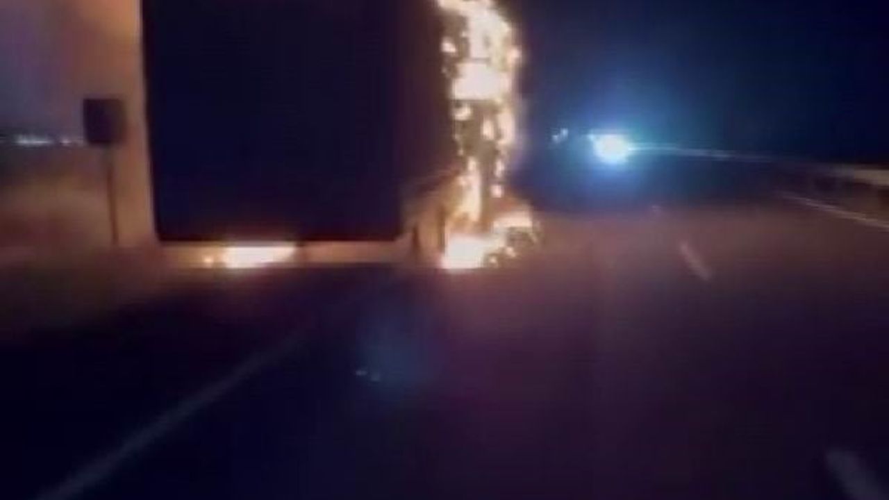 Diyarbakır'da seyir halindeki tır yandı; araç kullanılamaz hale geldi