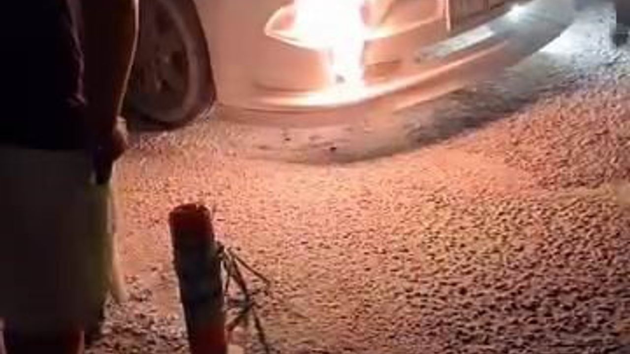 Diyarbakır'da yolcu minibüsünün motor bölümünde çıkan yangın kontrol altına alındı