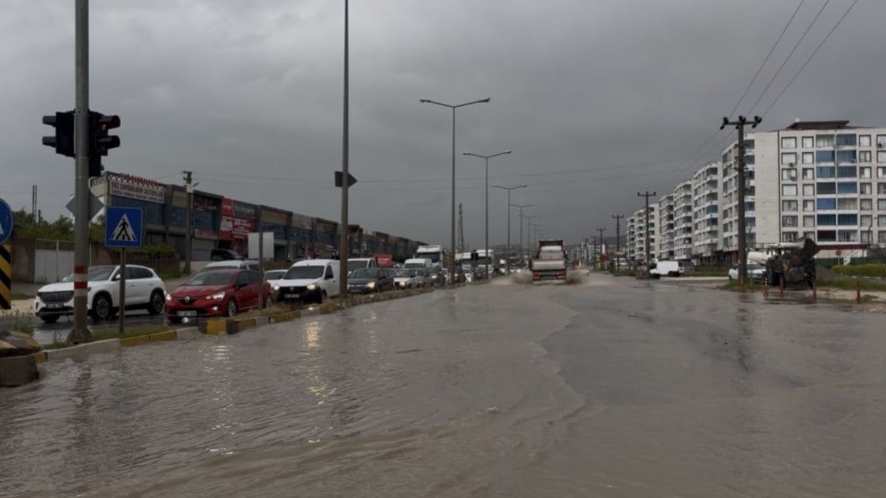 Diyarbakır Ergani'de Sağanak: Yollar Göle Döndü, Ev ve İş Yerleri Sular Altında