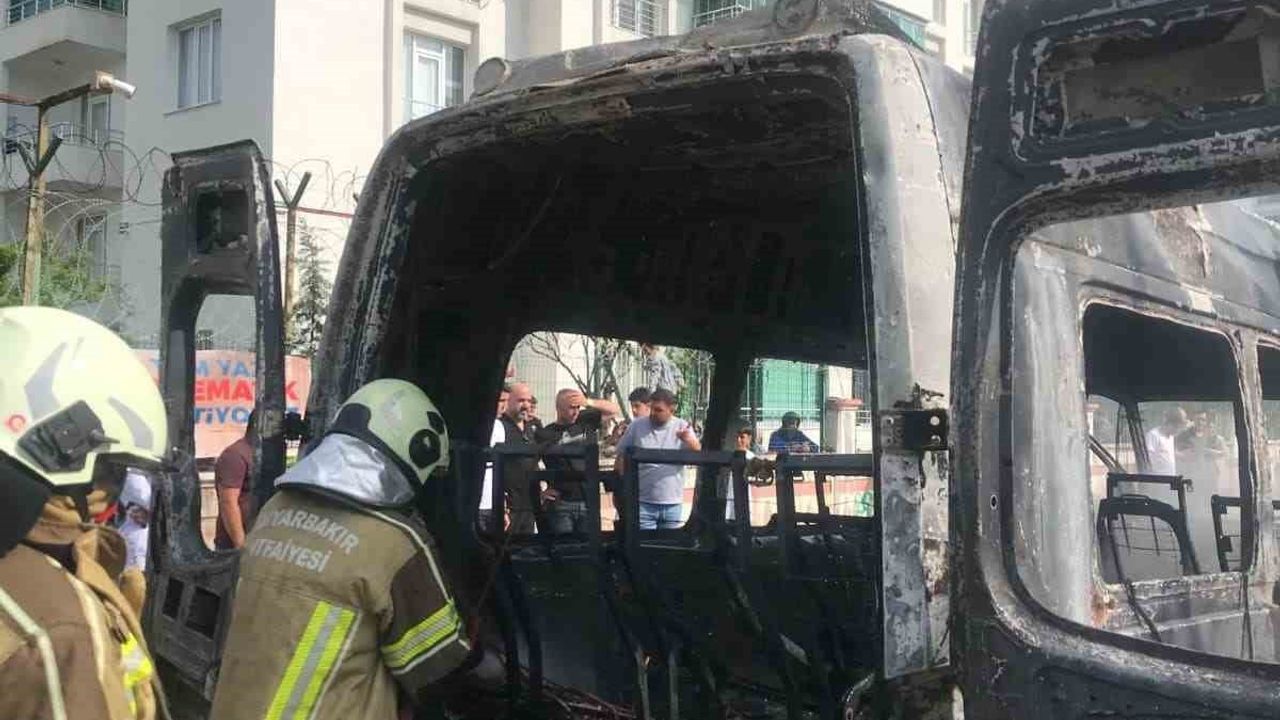 Diyarbakır Kayapınar'da Park Halindeki Minibüs Alev Aldı, Araç Kullanılamaz Hale Geldi
