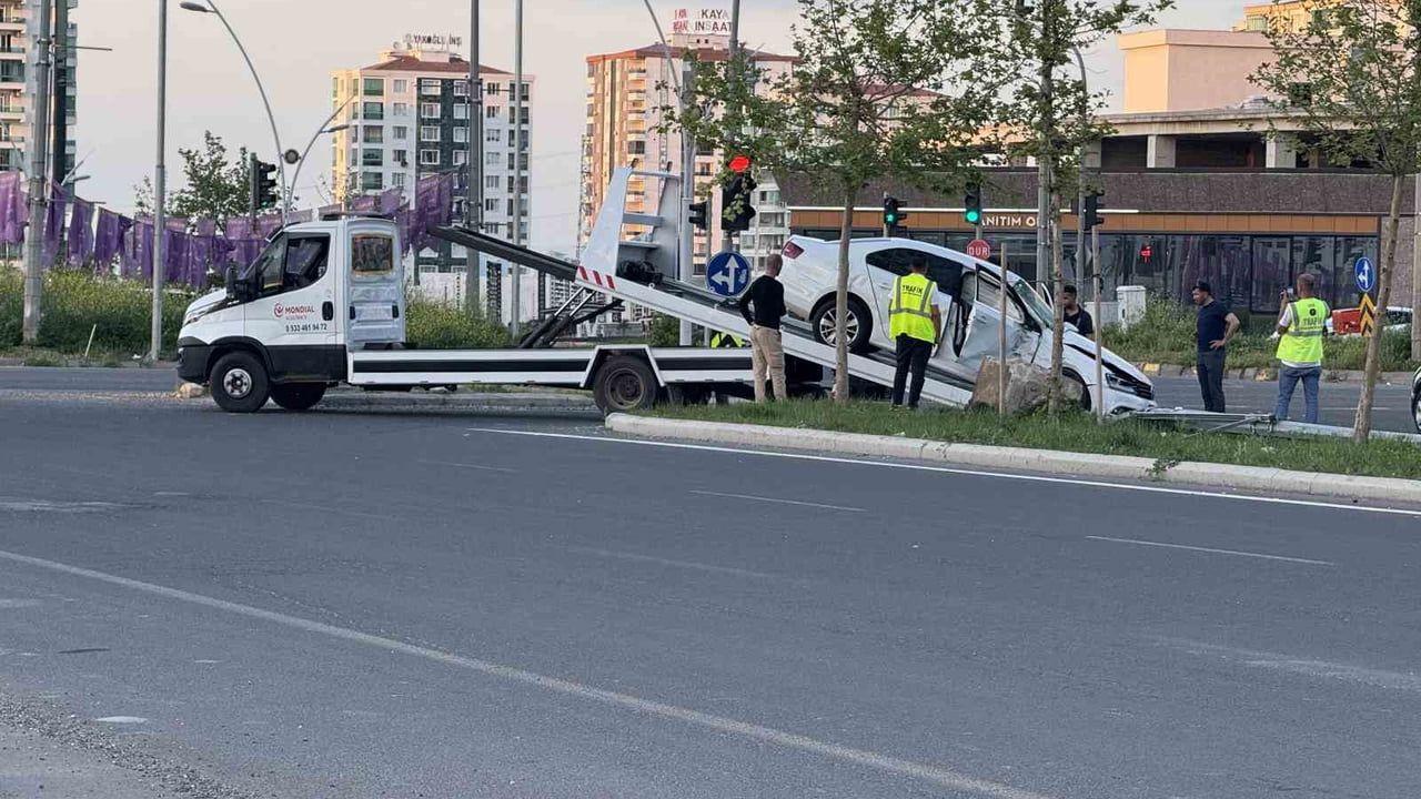 Diyarbakır Kayapınar'da şehir içi minibüs ile otomobil çarpıştı: 5 yaralı