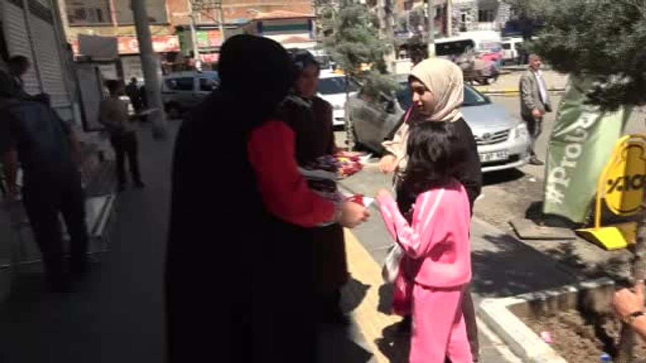 Diyarbakır Muradiye'de Bayram Dayanışması: Muhtar Dilek Demir Şekerleri İhtiyaç Sahiplerine Ulaştırdı