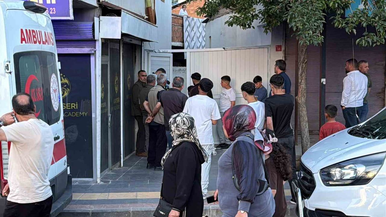 Diyarbakır Peyas Mahallesi'nde evin bahçesindeki ağaçta 35 yaşında bir kişi ölü bulundu