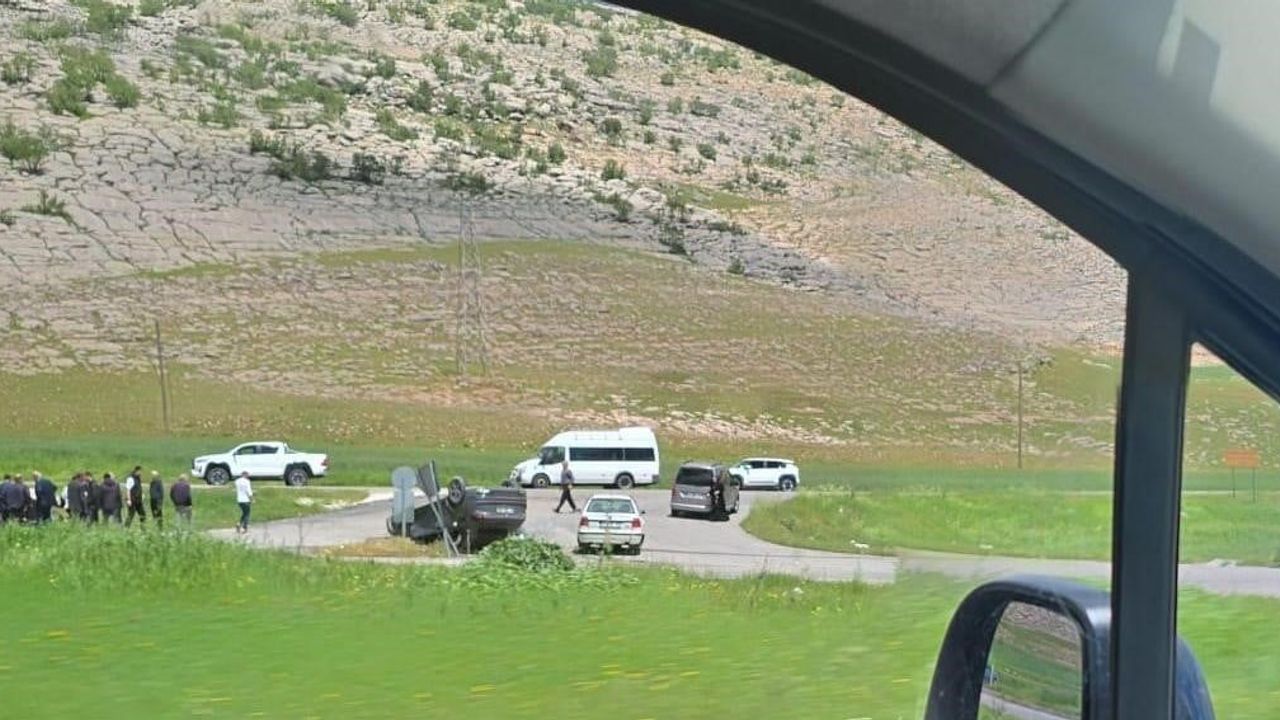 Diyarbakır Silvan'da mezuniyet kutlamasına giden araç kaza yaptı: 6 yaralı