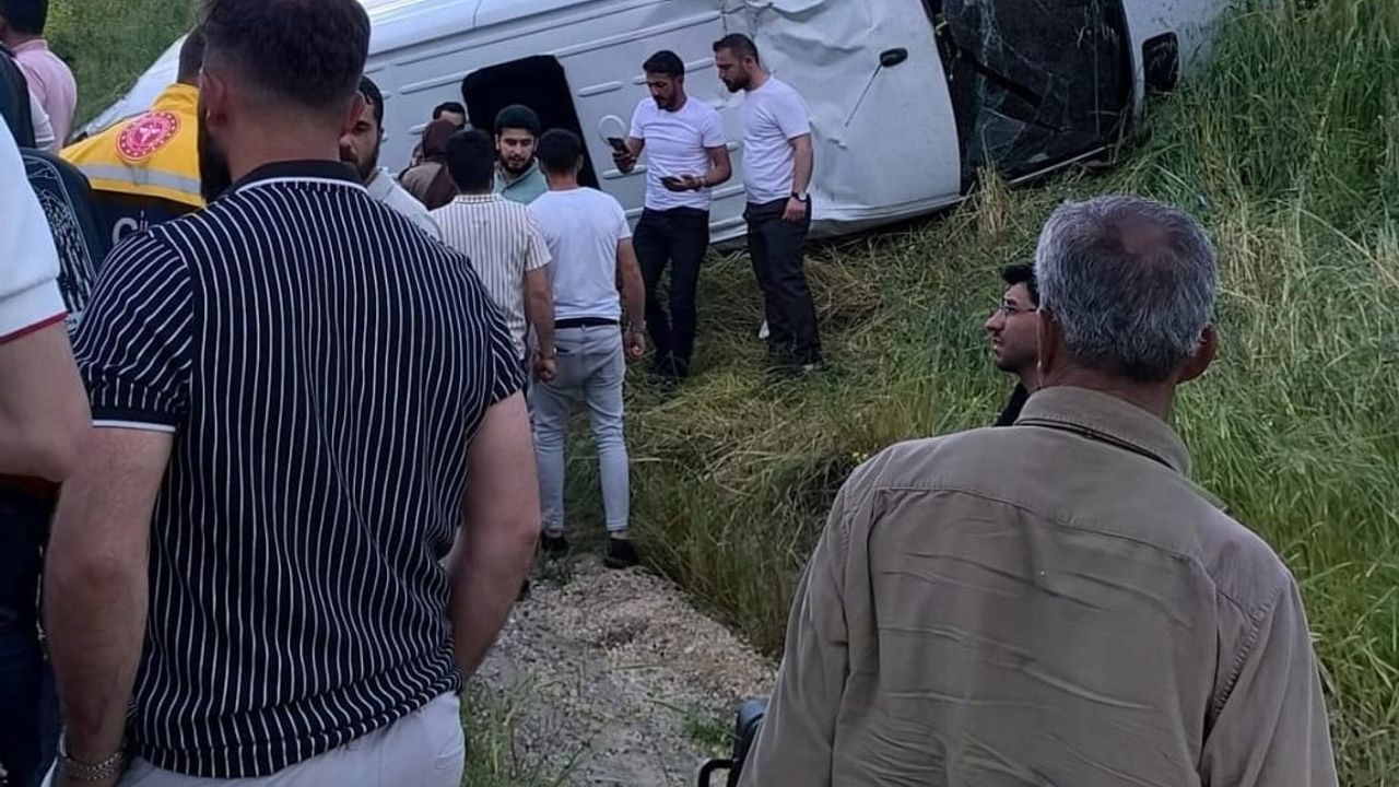 Diyarbakır-Silvan yolunda yolcu minibüsü takla attı: 15 yaralı