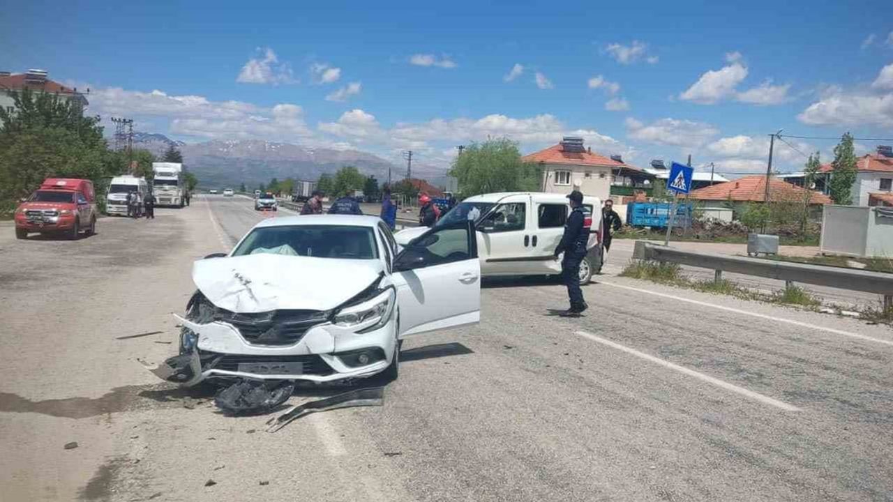 Doğanşehir'de hafif ticari araç ile otomobil çarpıştı: 2 yaralı