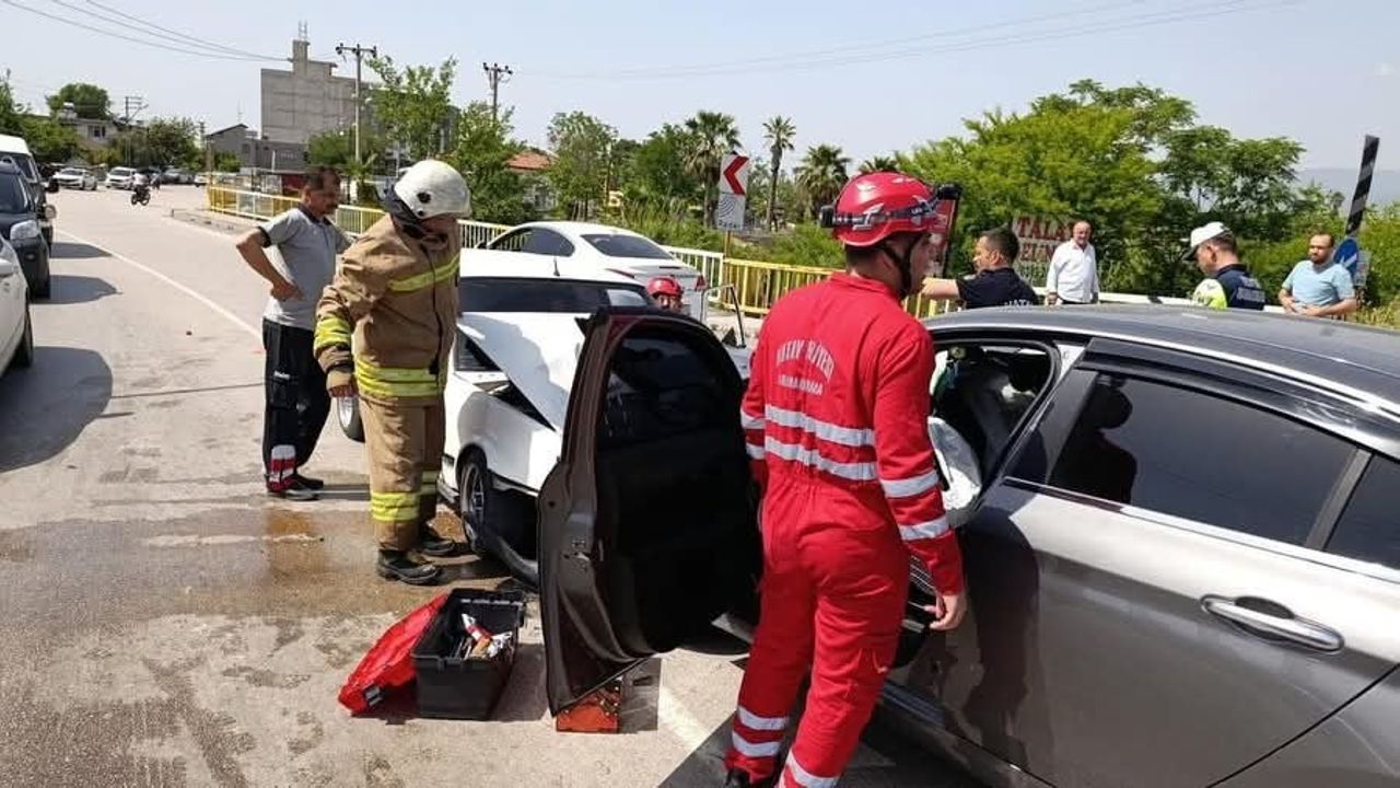 Dörtyol Altınçağ Mahallesi'nde kafa kafaya çarpışma: 2 yaralı