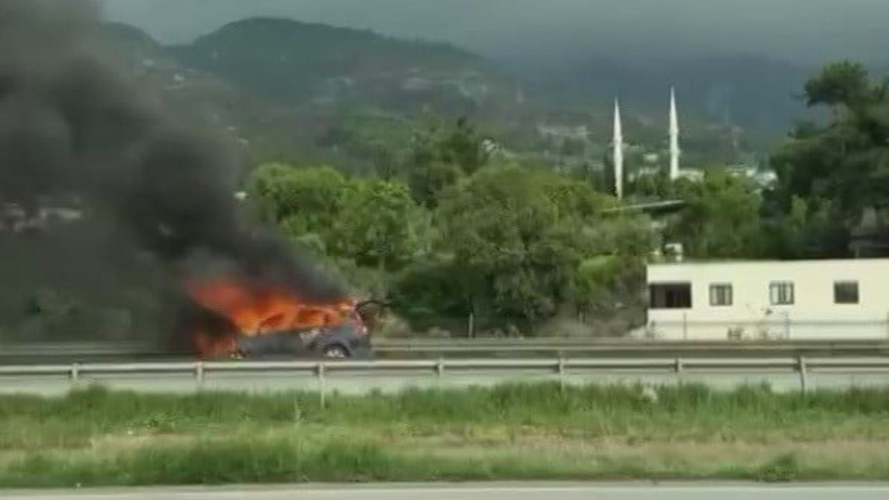 Dörtyol'da seyir halindeki otomobil motor yangınıyla kullanılamaz hale geldi