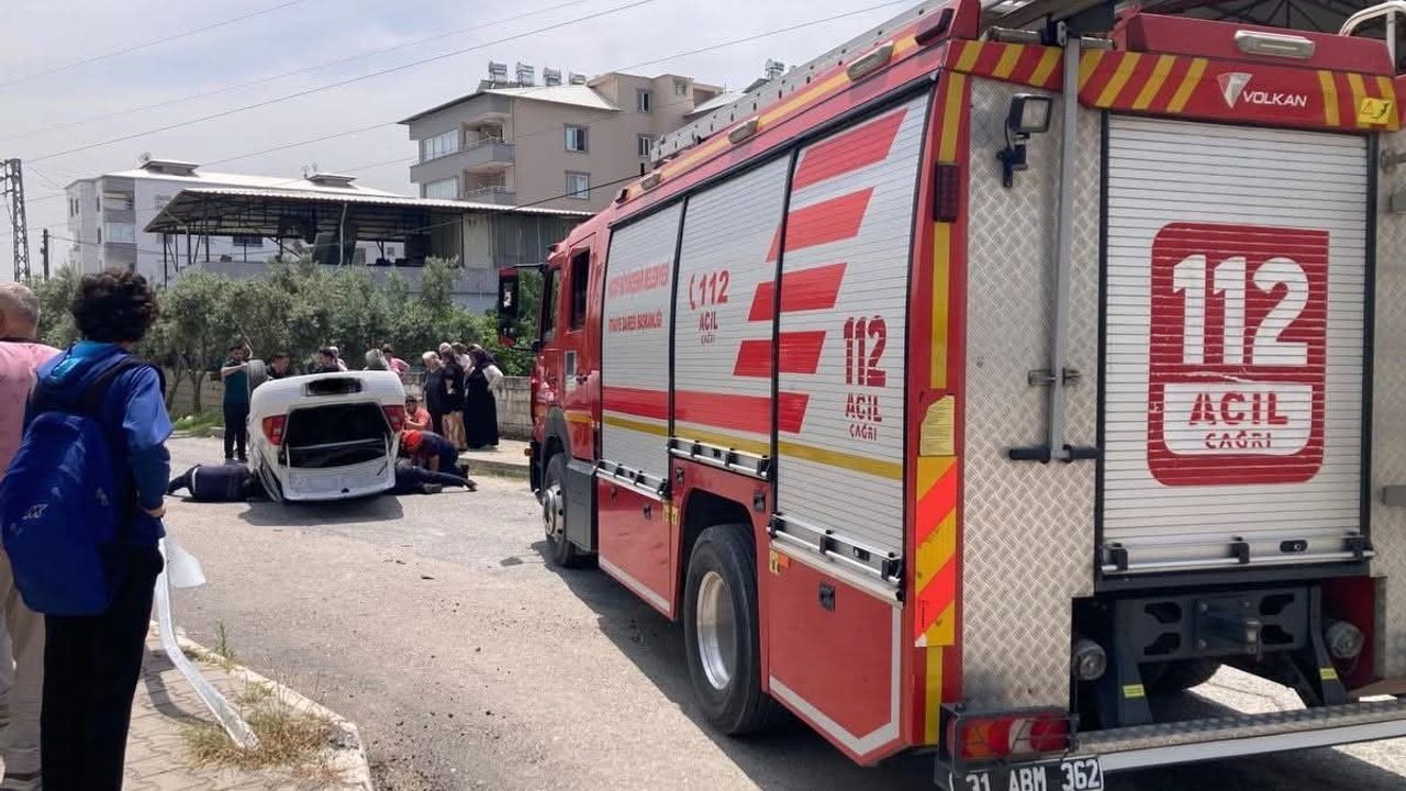 Dörtyol'da takla atan otomobilde 2 kişi yaralandı