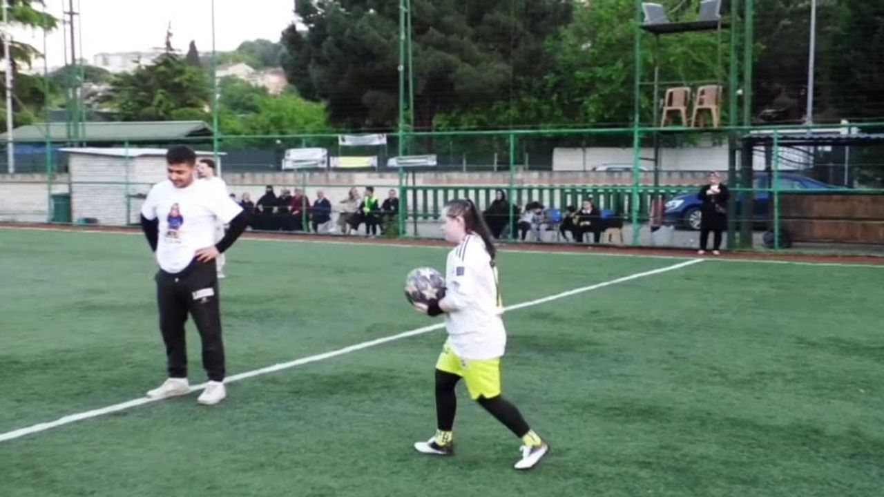 Down sendromlu Melisa’nın halı saha hakemlik hayali Üsküdar Çengelköy’de gerçekleşti