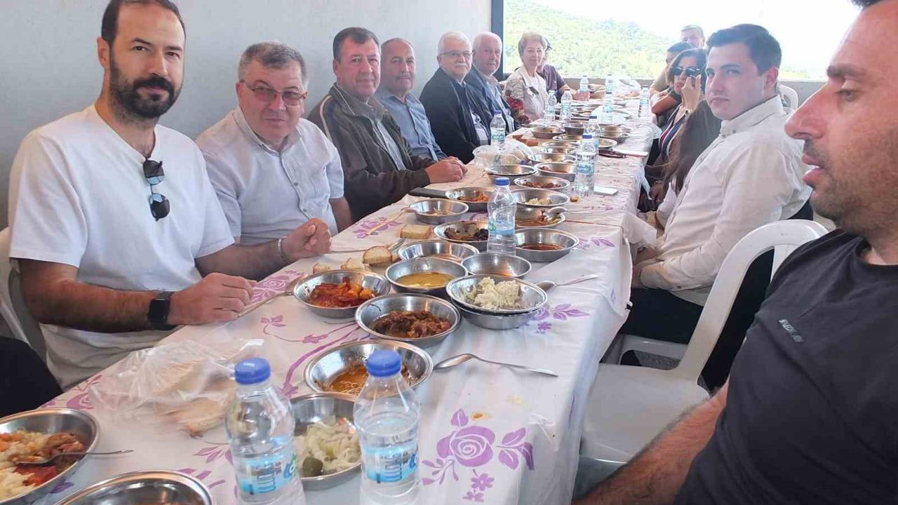 Dutluca Mahallesi'nde Geleneksel Çiftçi Hayrı: Yaklaşık 2 Bin Kişi Katıldı