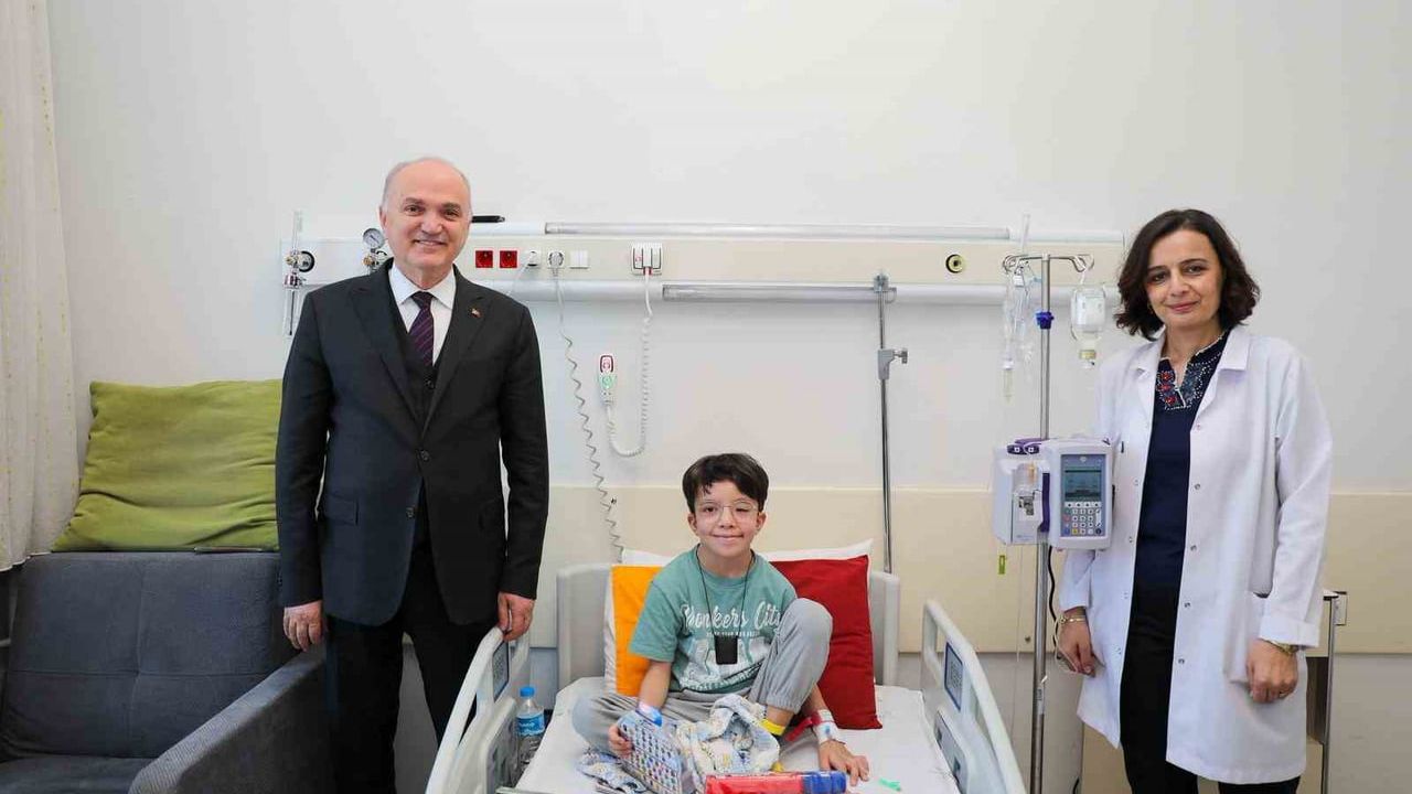 Düzce Belediye Başkanı Dr. Faruk Özlü, Lösemi Tedavisi Gören 9 Yaşındaki Bilal Alp Karabulut'u Hastanede Ziyaret Etti