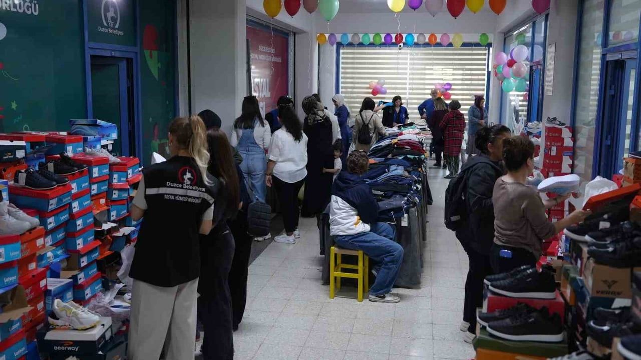 Düzce Belediyesi, Kurban Bayramı Öncesi 7 Bin Parça Bayramlık Kıyafet Dağıtımına Başladı