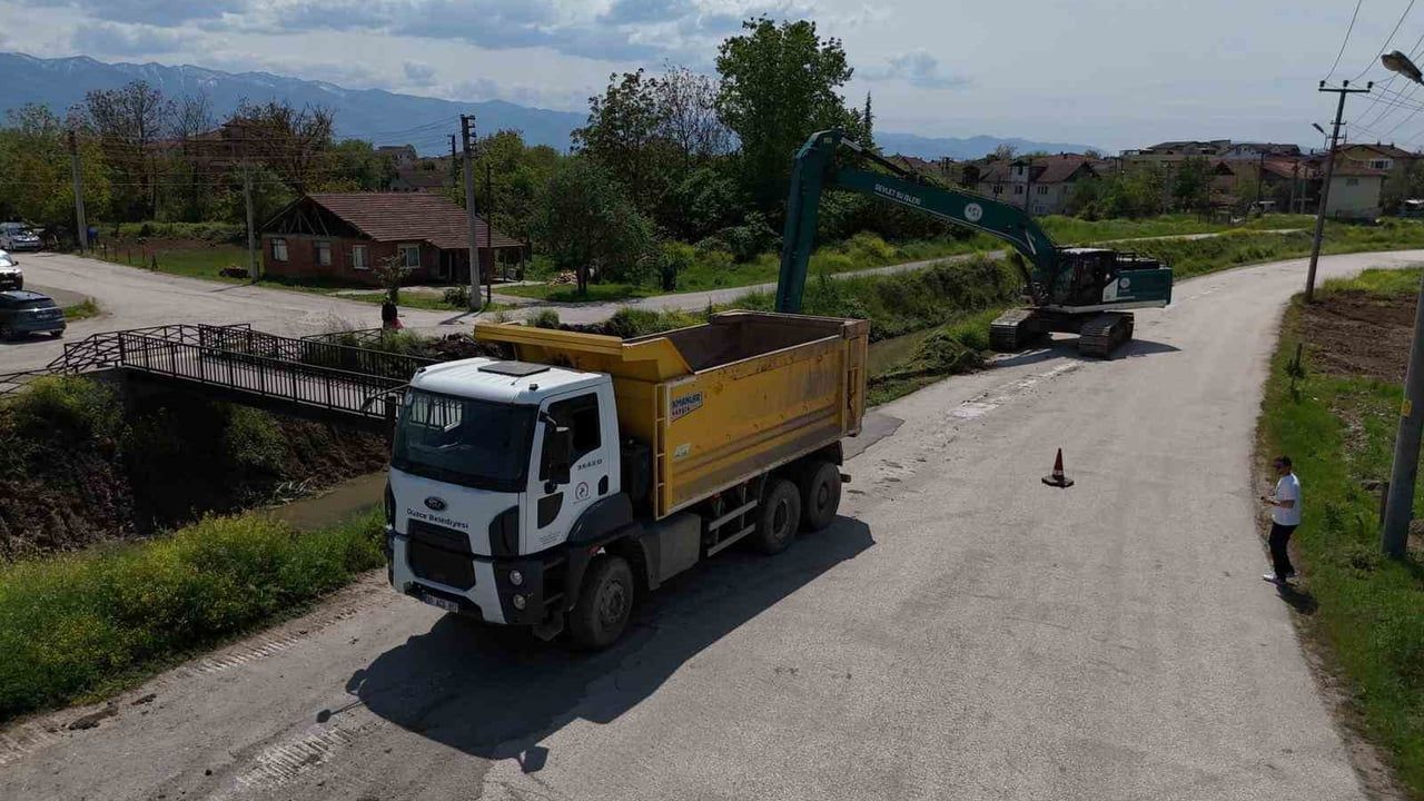 Düzce Belediyesi ve DSİ ortak çalışmasıyla Karaca Deresi'nde temizlik ve ıslah operasyonu başladı